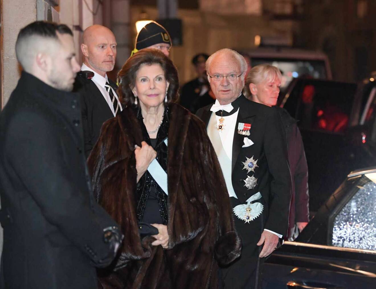 Kungen och drottningen anländer till Svenska Akademiens högtidssammankomst.