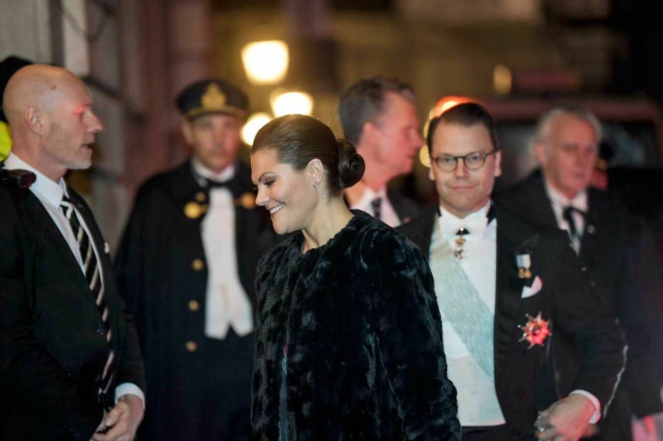 Kronprinsessn Victoria och prins Daniel anländer till Svenska Akademiens högtidssammankomst.
