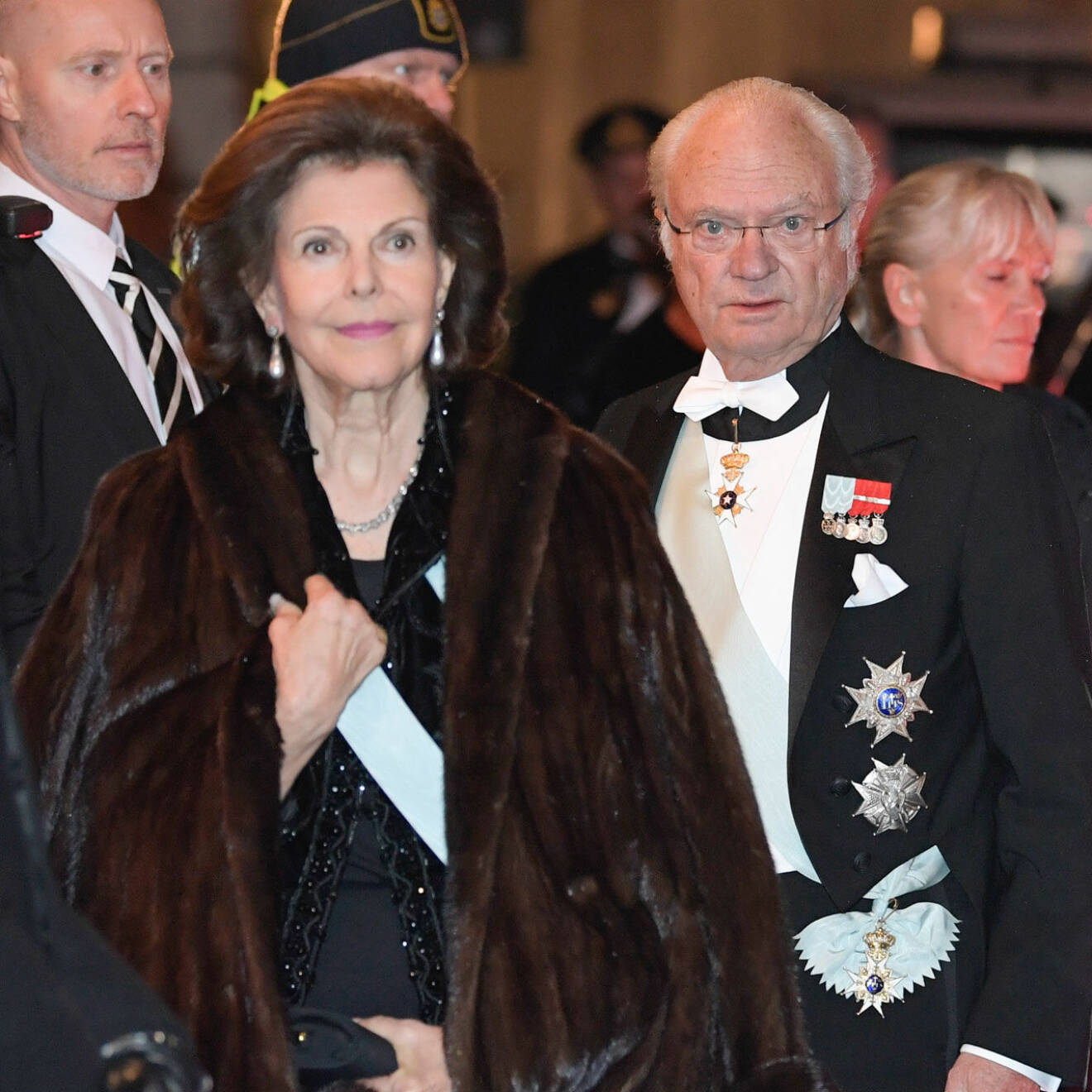 Kungen och drottningen anländer till Svenska Akademiens Högtidssammankomst 2019.