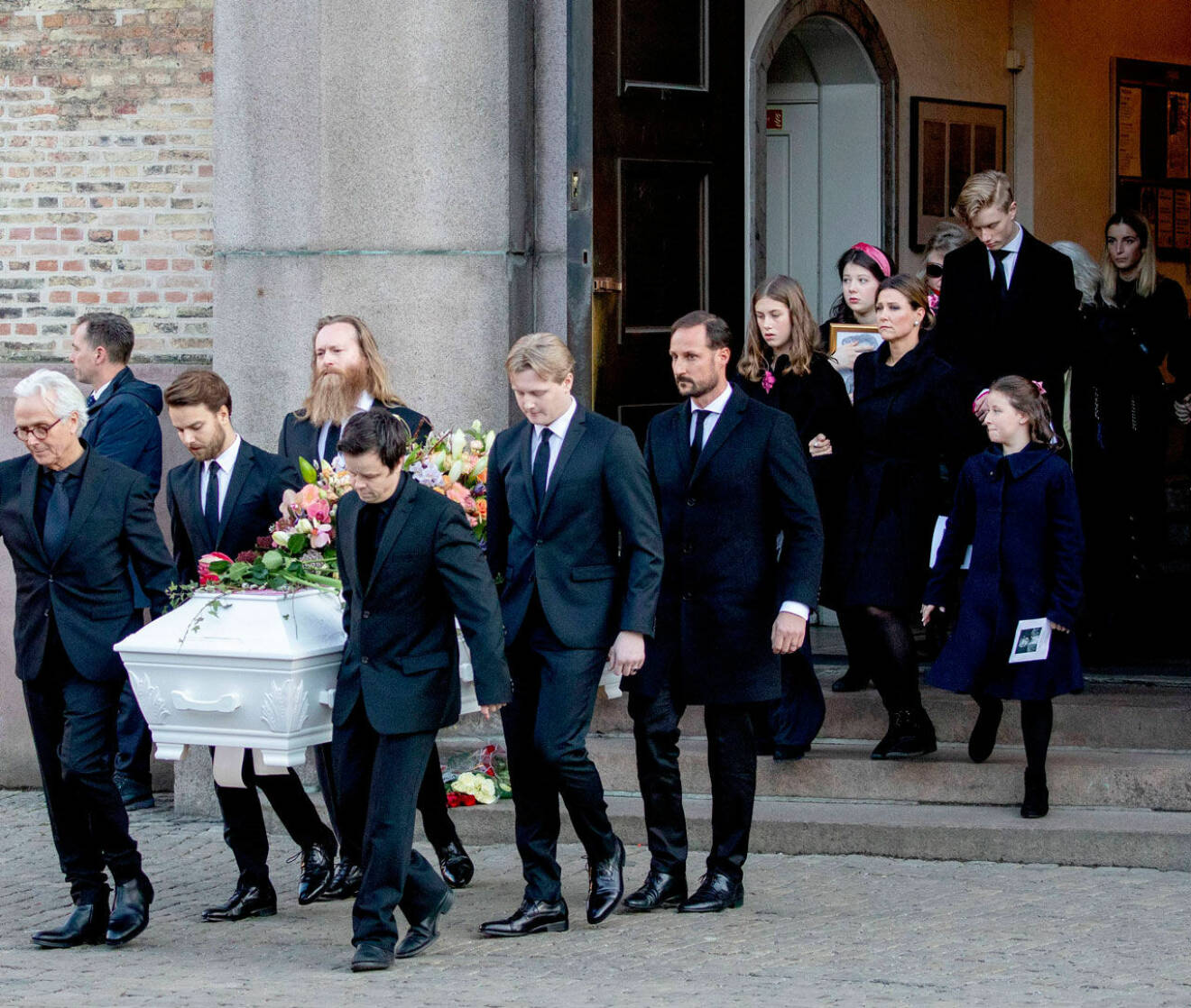 Kronprins Haakon hjälpte till att bära Ari Behns kista ut ur Oslo Domkirke.