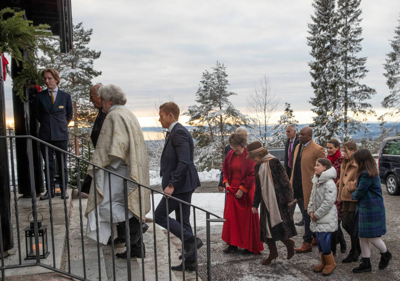 Norska kungafamiljen på väg in i kapellet i Holmenkollen på juldagen.
