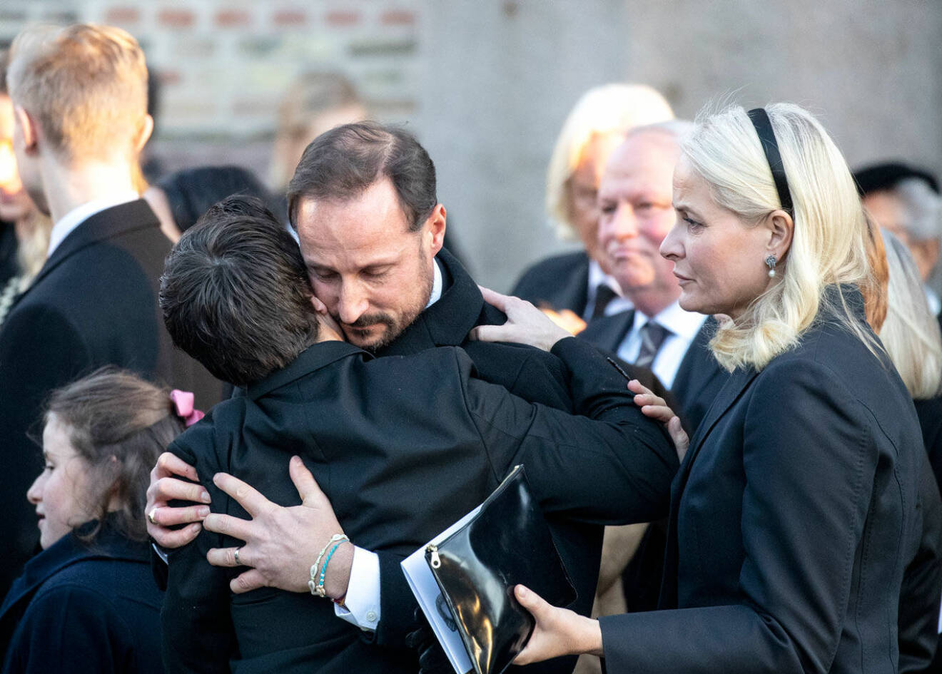 Haakon och Mette-Marit i djup sorg på Ari Behns begravning.