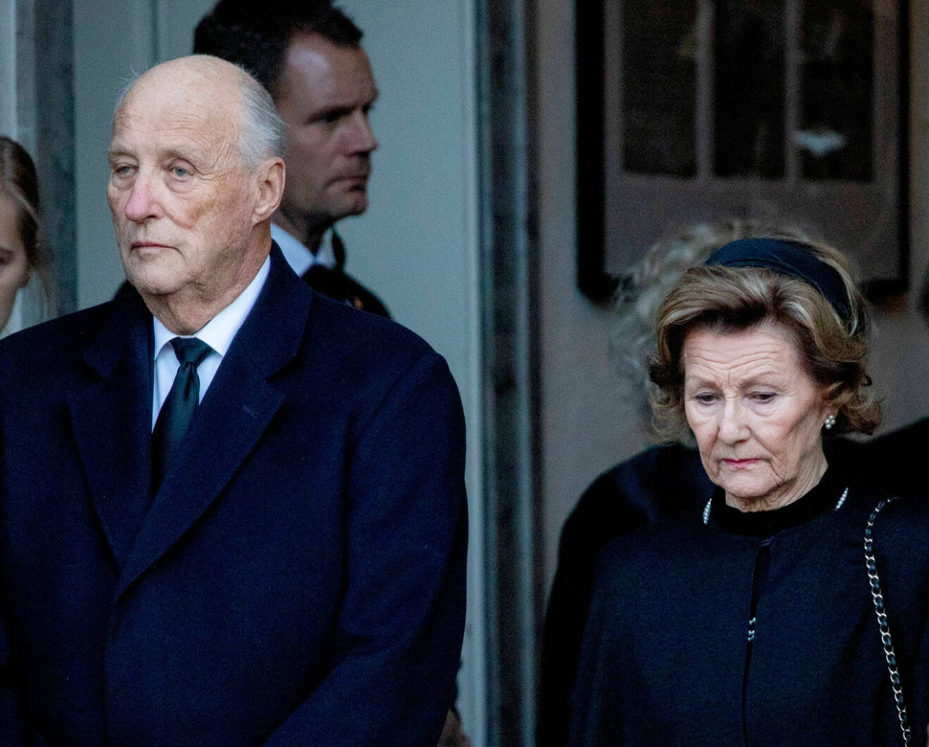 Kung Harald och drottning Sonja efter Ari Behns begravning.