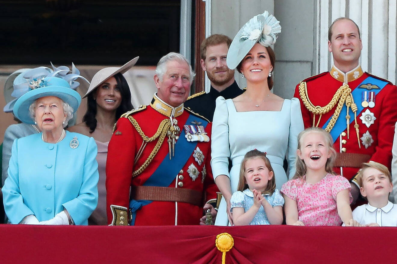 Den brittiska kungafamiljen på slottsbalkongen.