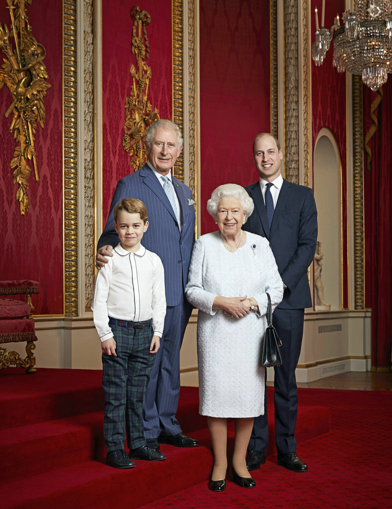 Drottningen Elisabeth med prins Charles, prins William och prins George.
