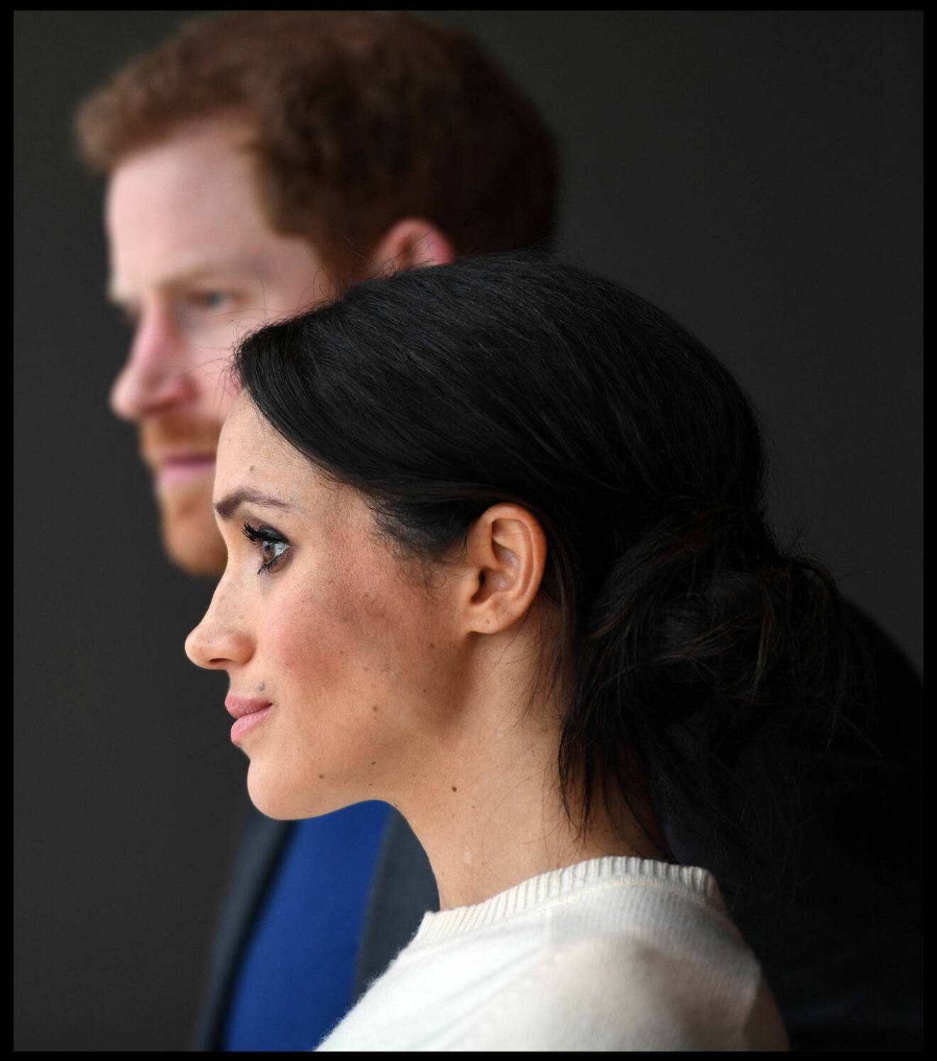 Hertiginnan Meghan Markle och prins Harry i profil.