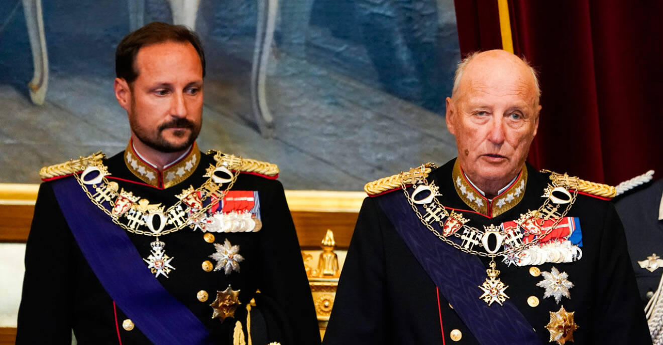 Kung Harald med sin son kronprins Haakon, som just nu är vikarierande kung.