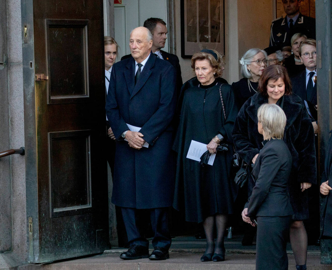 Kung Harald inlagd på sjukhus efter Ari Behns begravning.