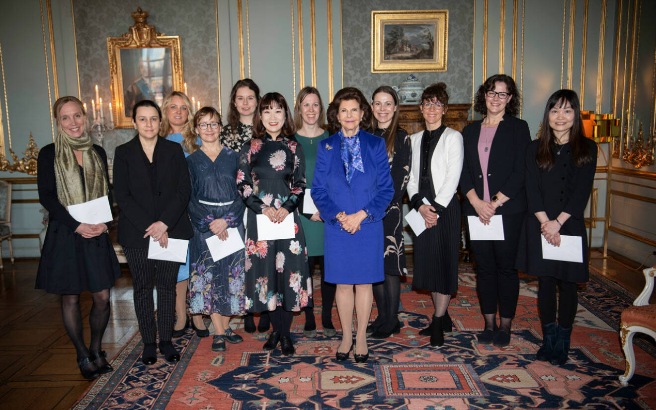 Drottning Silvia med forskarna som fått stipendier ur Drottning Silvias Jubileumsfond.