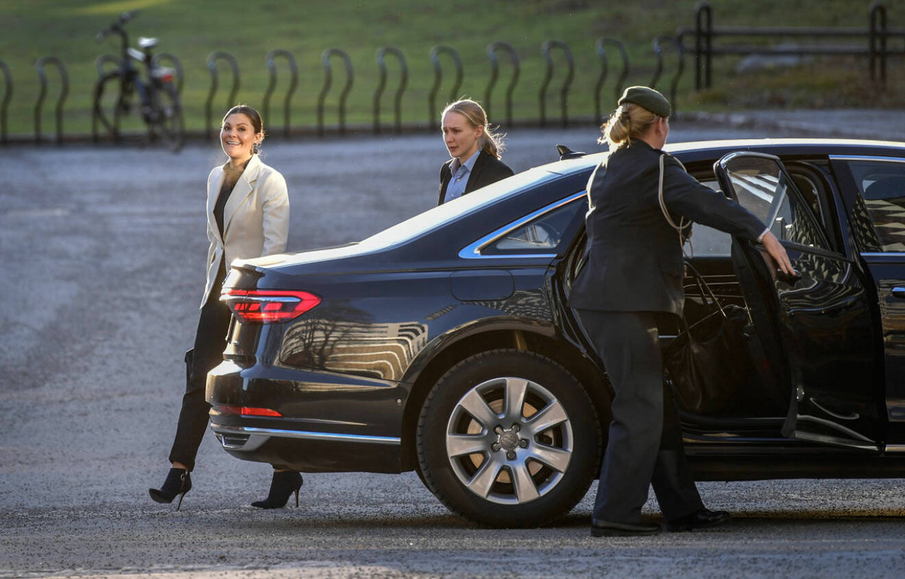 Kronprinsessan Victoria anländer till Karolinska institutet med sin adjutant.