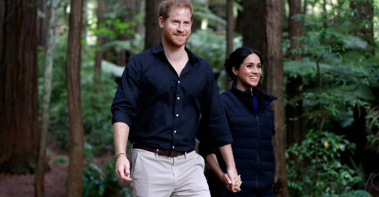 Prins Harry och hertiginnan Meghan Markle på promenad.