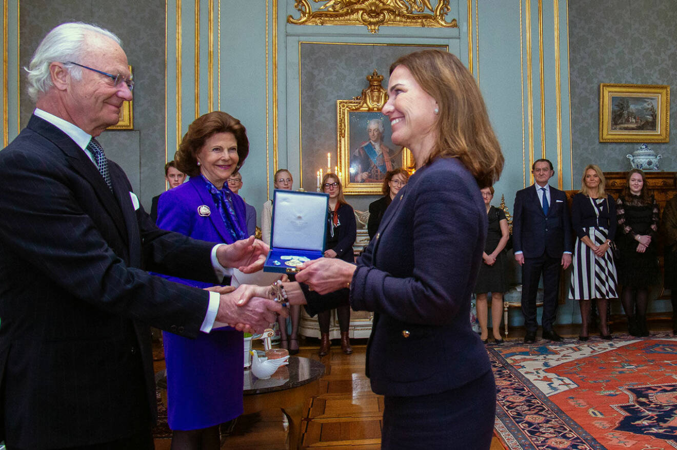 Hovets informationschef Margareta Thorgren får medalj av kungen.