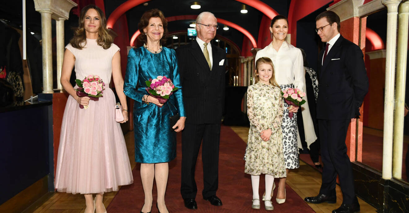 Prinsessan Sofia, drottning Silvia, kungen, prinsessan Estelle, kronprinsessan Victoria och prins Daniel på Silvias 75-årskonsert på Vasateatern.