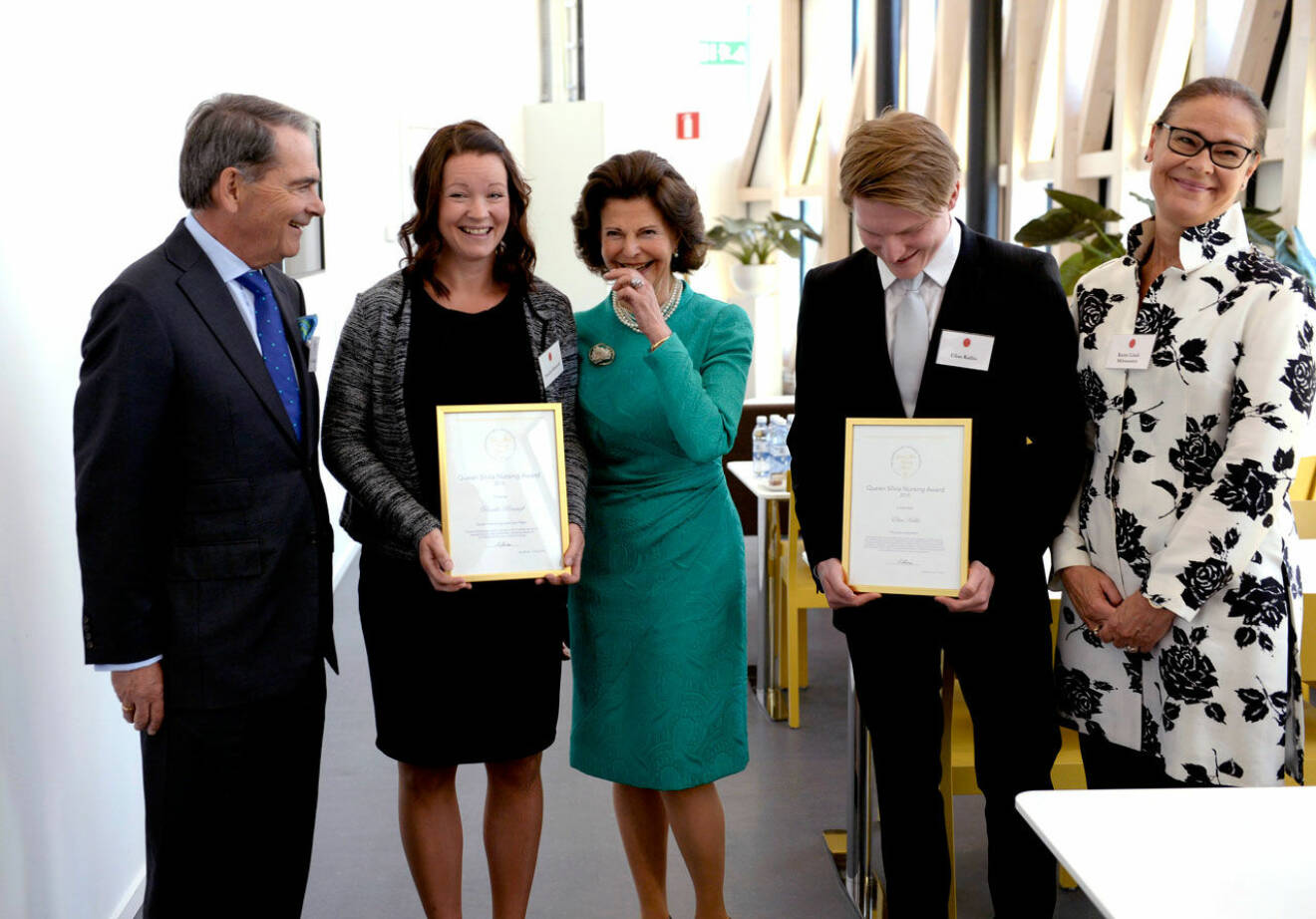 Queen Silvia Nursing Award, våren 2016. Från vänster Claes Dinkelspiel, Pernilla Rönntoft, drottning Silvia, Eias Kallio och Karin Lind-Mörnesten.