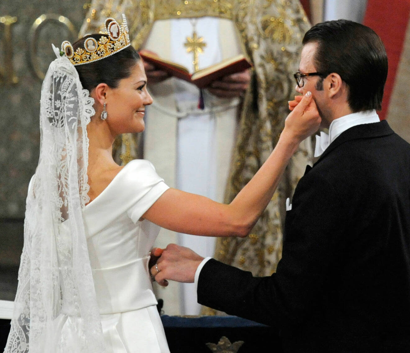 Kronprinsessan Victoria och prins Daniel under bröllopet 2010.
