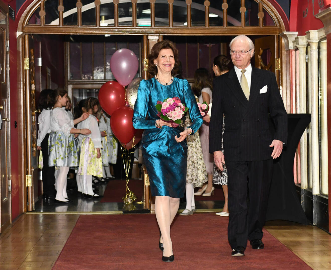 Drottning Silvia firas med konsert på Vasateatern, hennes 75-årspresent från Lilla Akademien. 