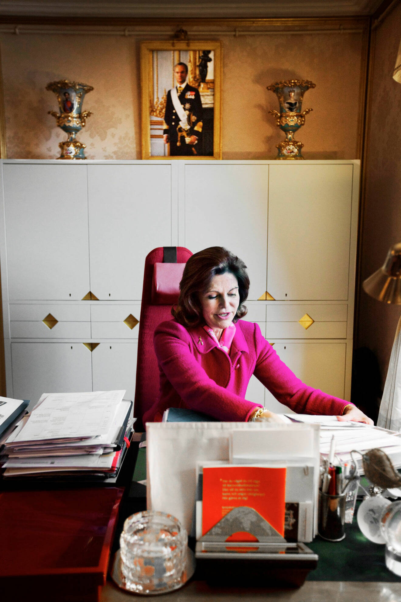 Drottning Silvia vid sitt antika skrivbord.