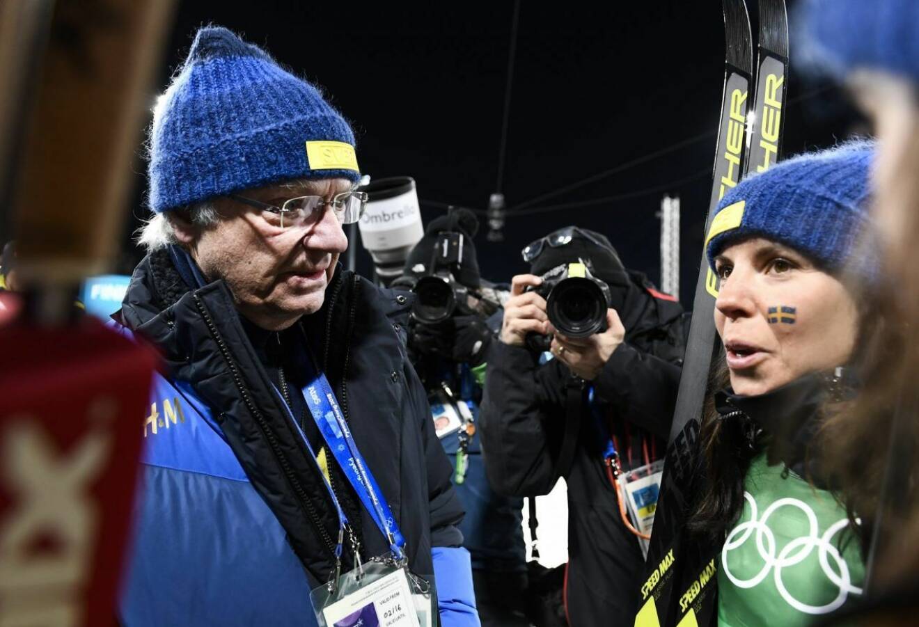 Kungen tröstar Charlotte Kalla efter missade guldet i OS-stafetten 2018. 