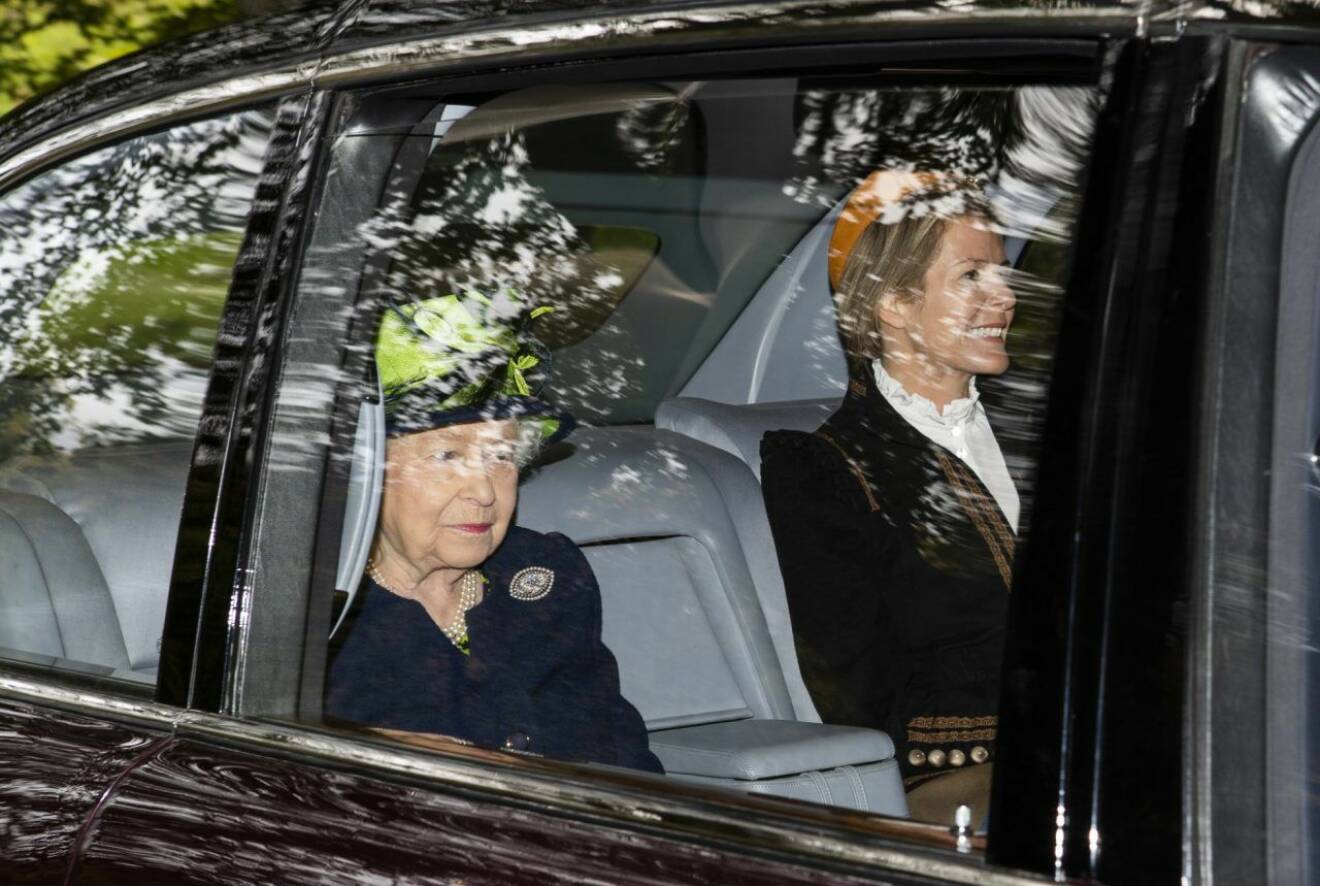 Drottning Elizabeth och Autumn under kyrkobesöket. 