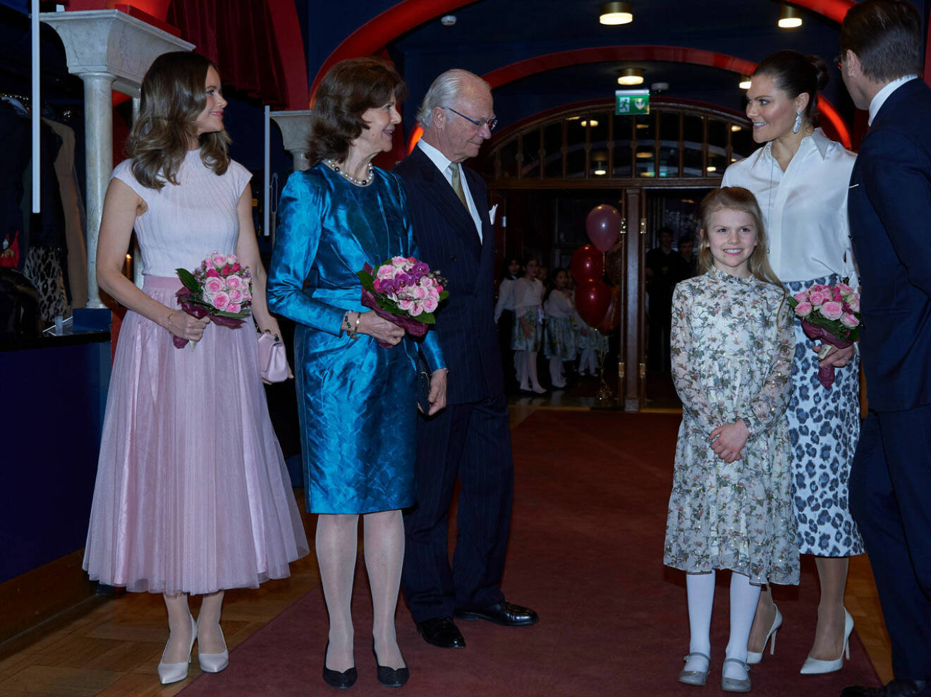 Kungafamiljen tillsammans på drottning Silvias 75-årskonsert med Lilla Akademien på Vasateatern.