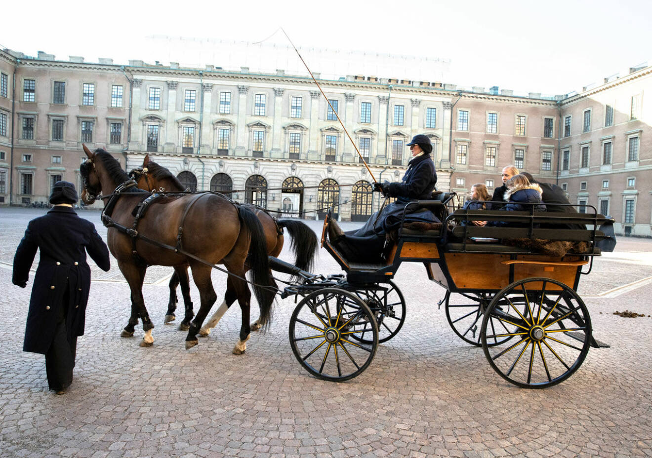 Emilia fick åka häst och vagn efter sin Stora Dag med kronprinsessan Victoria på Kungliga slottet.