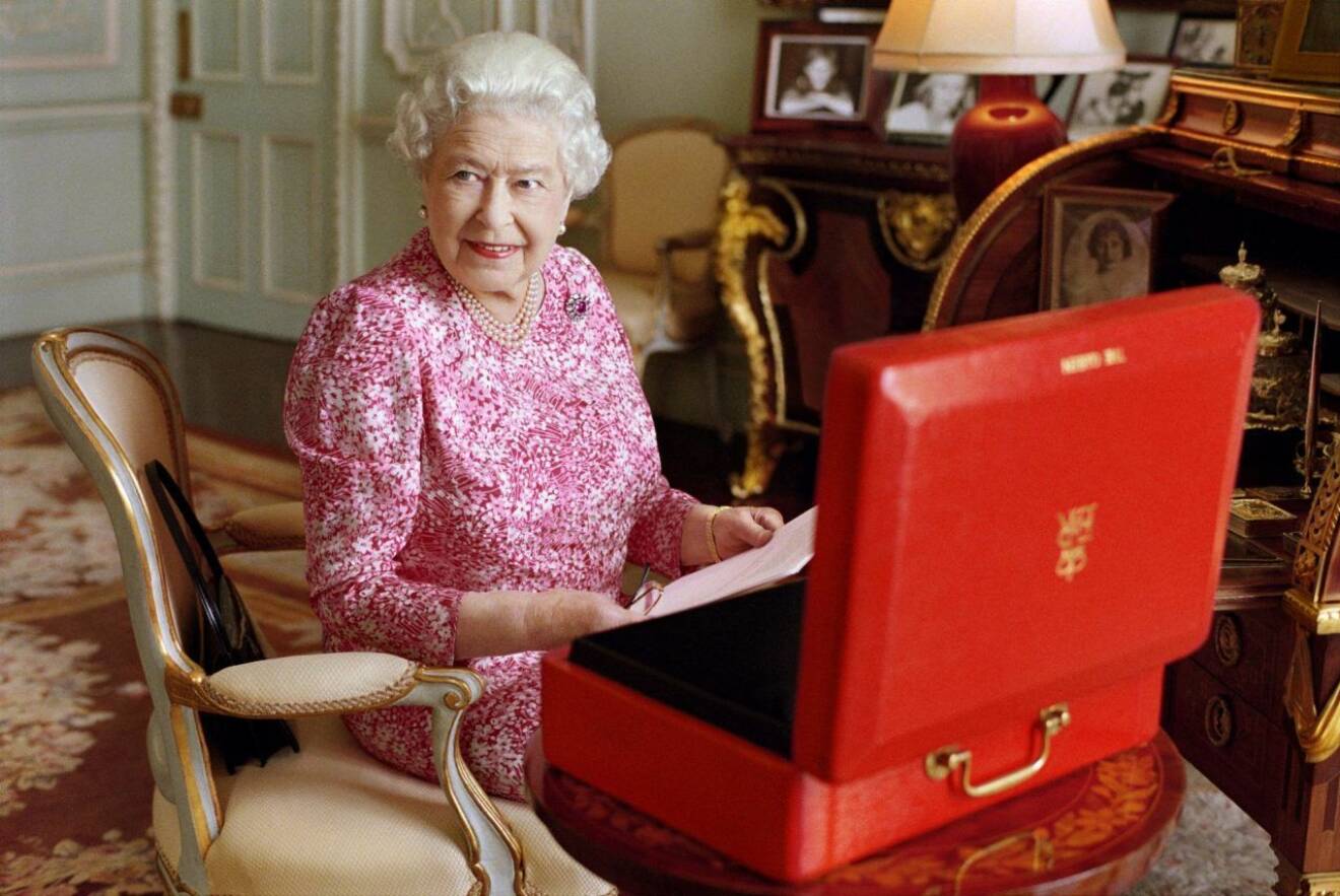 Drottning Elizabeth i sitt privata arbetsrum på Buckingham Palace. 