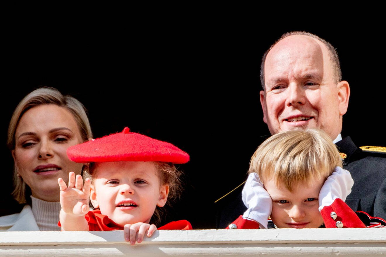 Furst Albert och Charlene med barnen Monaco-tvillingarna