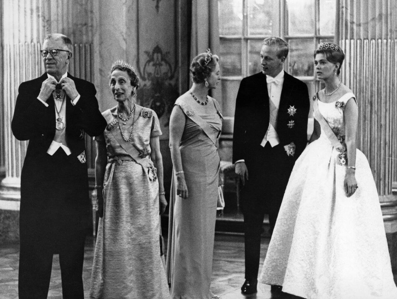 Prinsessan Birgitta och hennes man prins Johann Georg kvällen före sitt bröllop 1961. Från vänster kung Gustaf VI Adolf, drottning Louise och prinsessan Sibylla.