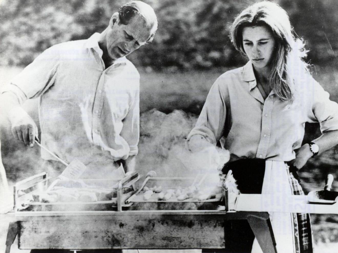 Prins Philip och prinsessan Anne grillar på Balmoral 1972. 