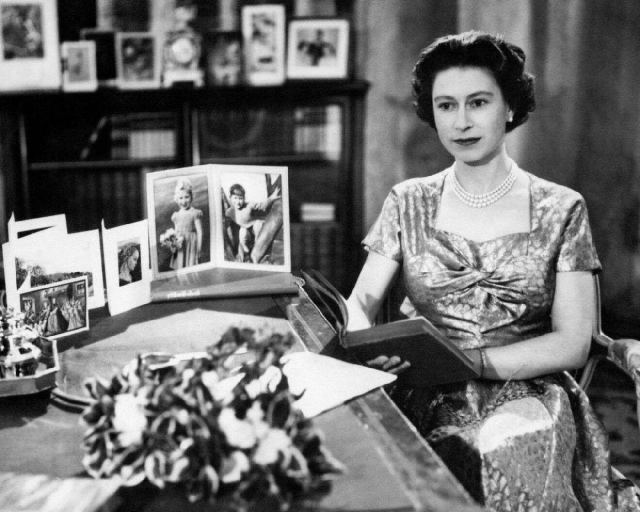 Drottning Elizabeth höll sitt första jultal i sitt arbetsrum på Sandringham. 