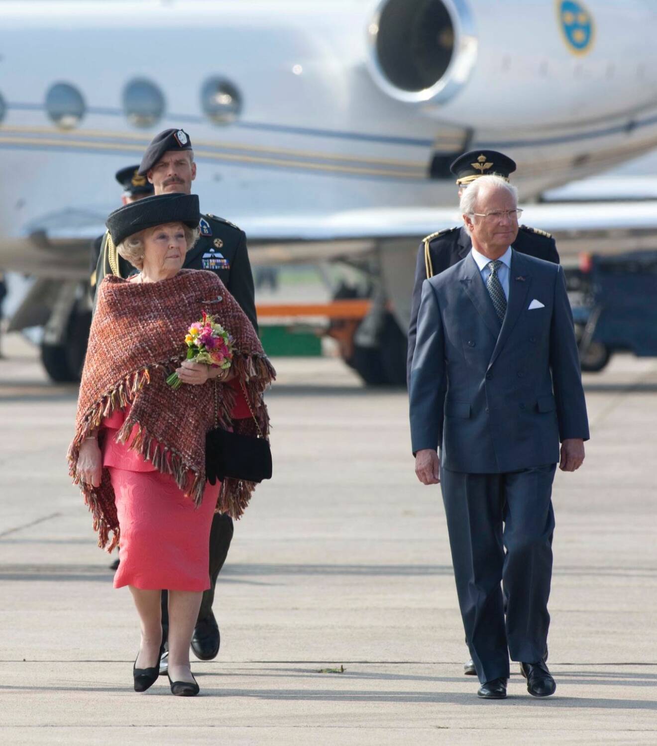 Drottning Beatrice tar själv emot kungaparet ute på landsbanan vid deras statsbesök i Holland 2009. 