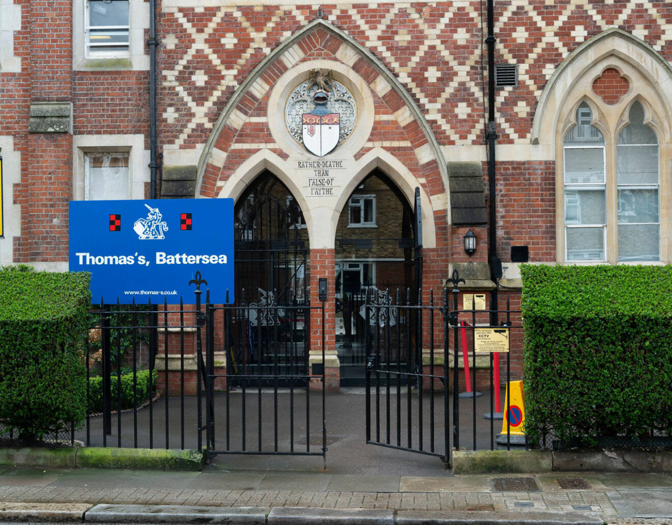 Prins Georges och prinsessan Charlottes skola Thomas's Battersea School i sydvästra London.
