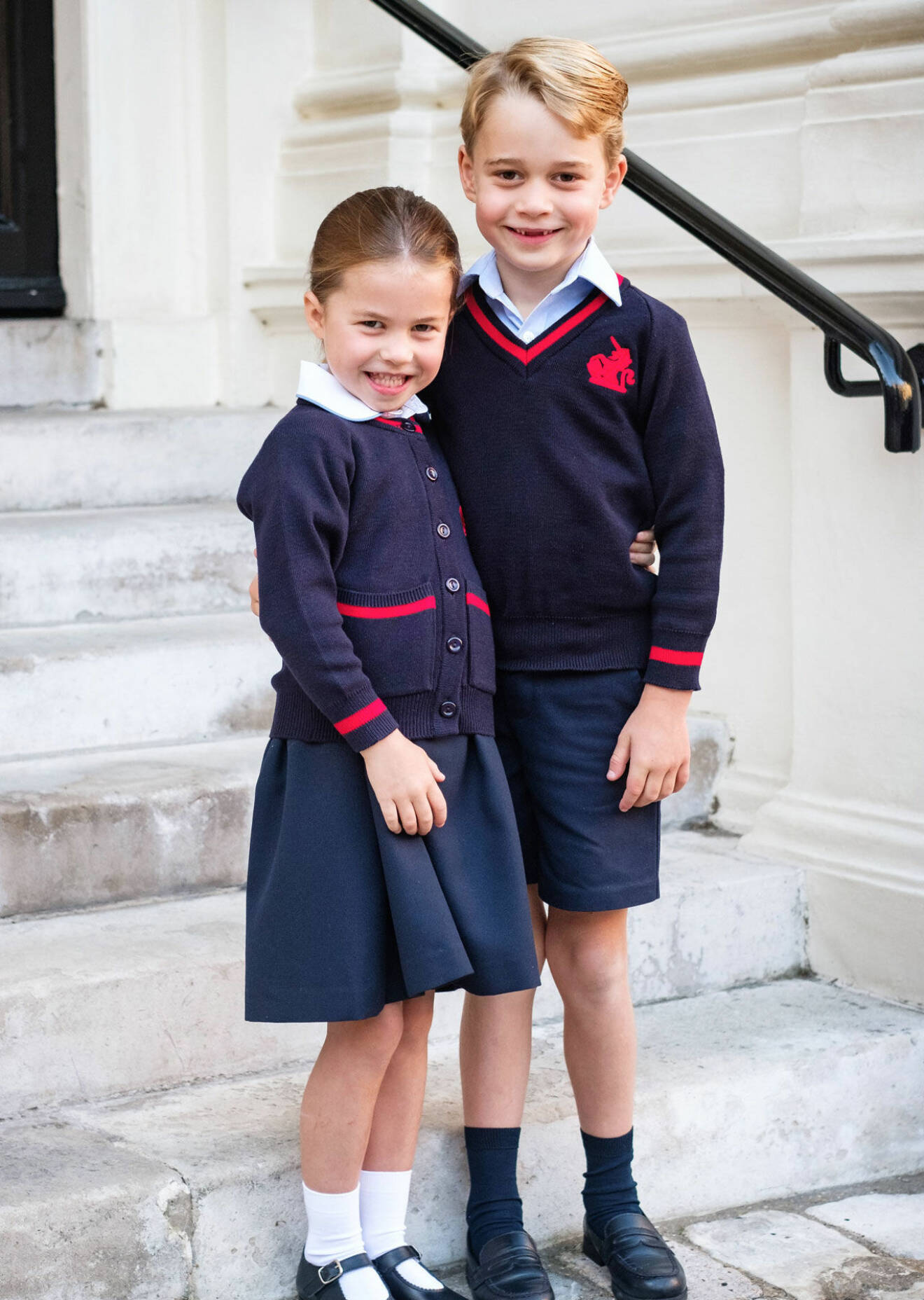 Prins George och prinsessan Charlotte i skoluniformen.