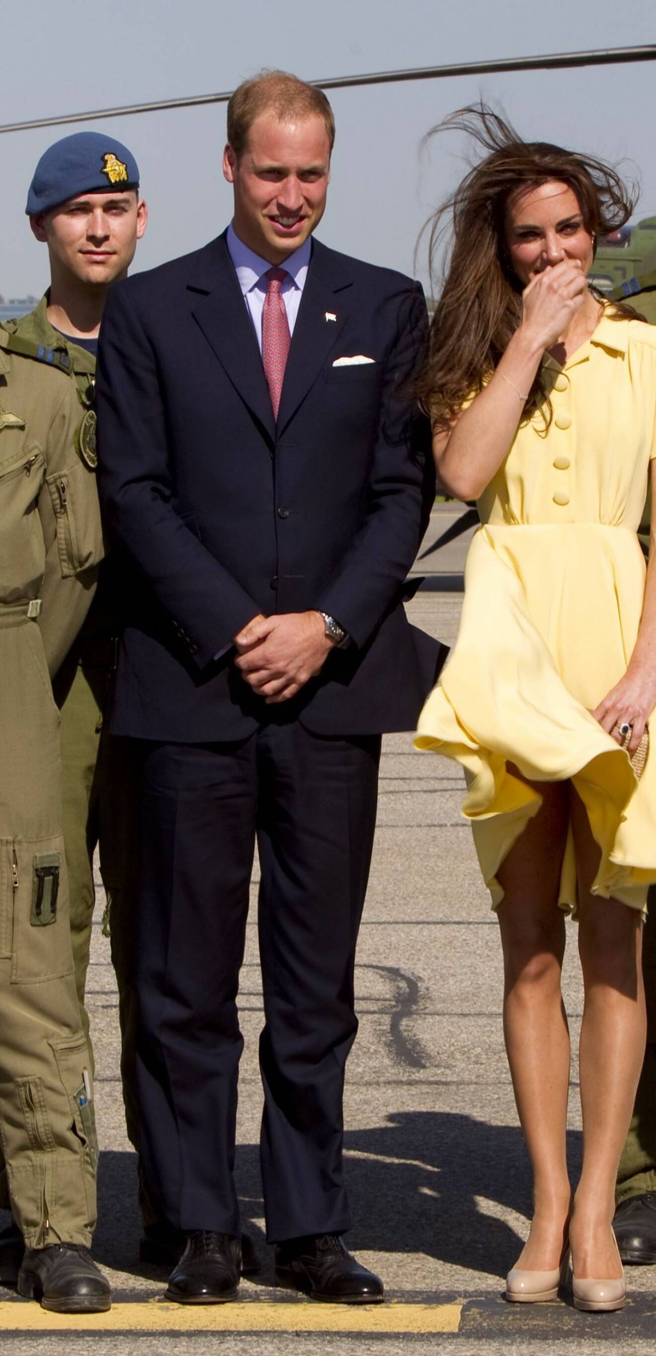 Hertiginnan Catherine och prins William landar i Kanada, 2011. 