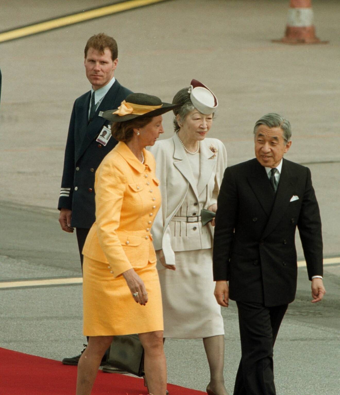 Prinsessan Désirée tar emot Japans tidigare kejsare Akihito och hans hustru Michiko när de anländer på statsbesök 2000. 