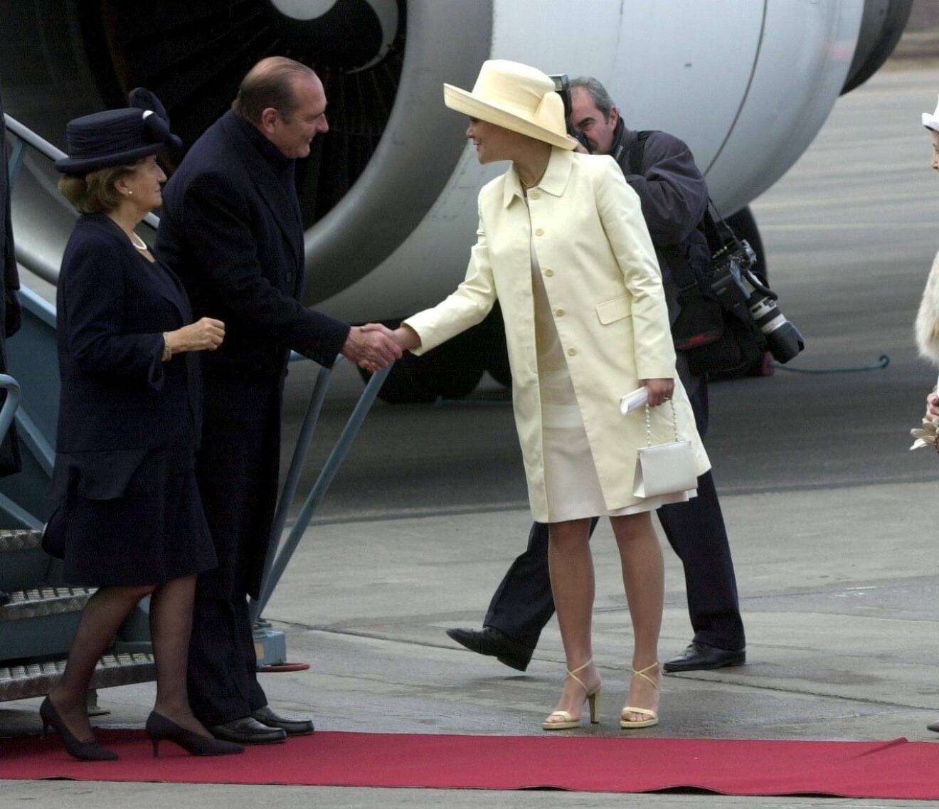 Kronprinsessan Victoria och prinsessan Lilian tog emot Frankrikes tidigare president Jacques Chirac och hans fru Bernadette Chirac på Arlanda, år 2000. 