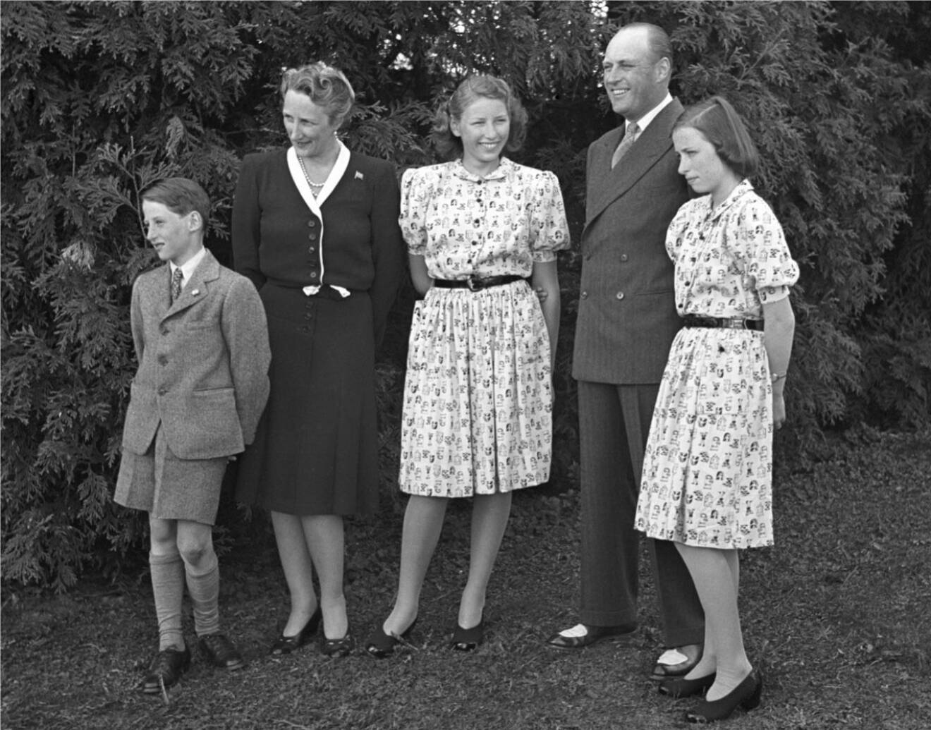 Kronprinsfamiljen tillbaka på Skaugum 1946. Prins Harald, kronprinsessan Märtha, prinsessan Astrid, kronprins Olav och prinsessan Ragnhild. 