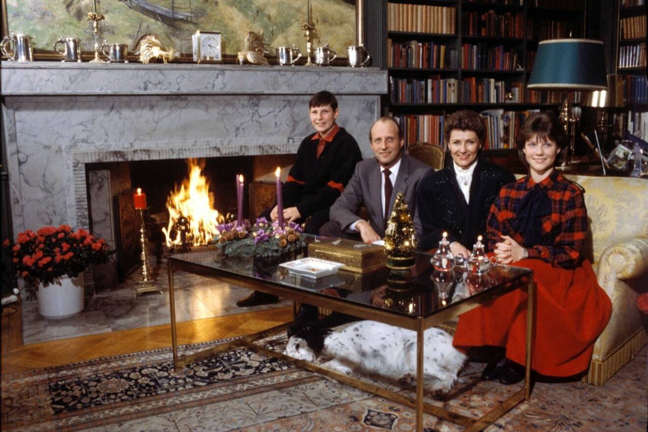 Dåvarande kronprins Harald med kronprinsessan Sonja och barnen, prins Haakon och prinsesse Märtha Louise hemma på Skaugum julen 1985. 