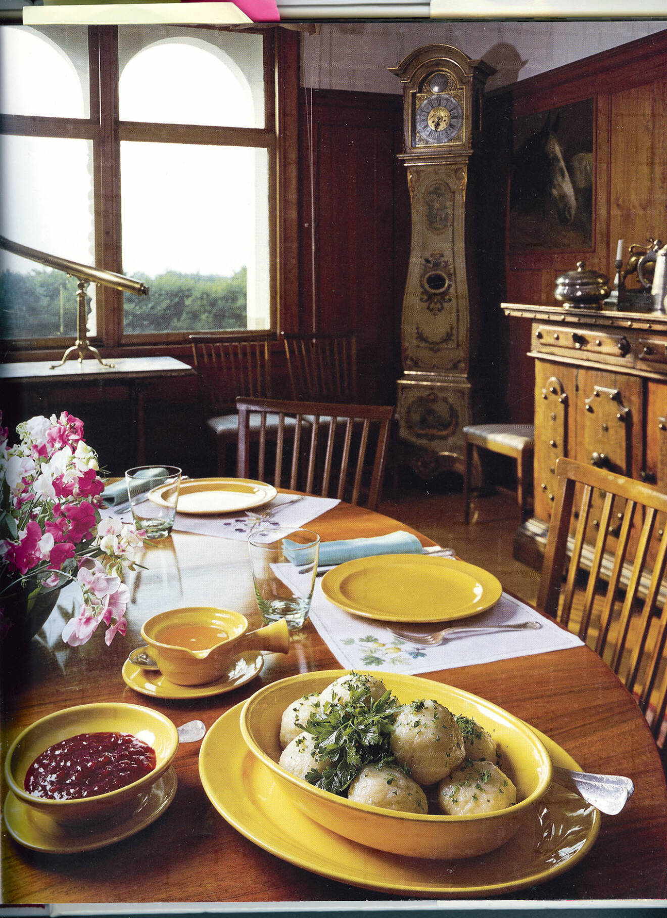 Middag i matsalen. Bild från Barbri Hultmans bok Sommarslottet (Page One Publishing 1996)
