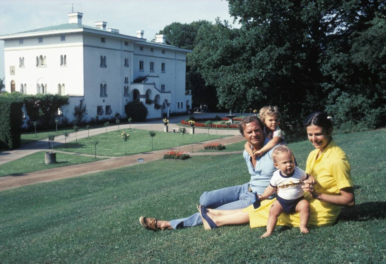 Kungen, drottningen, kronprinsessan Victoria och prins Carl Philip på Solliden 1980. 