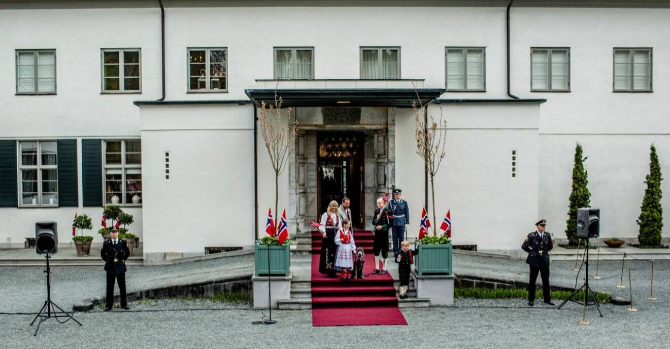 Kronprinsfamiljen på trappan utanför Skaugum den 17:e maj 2013. 