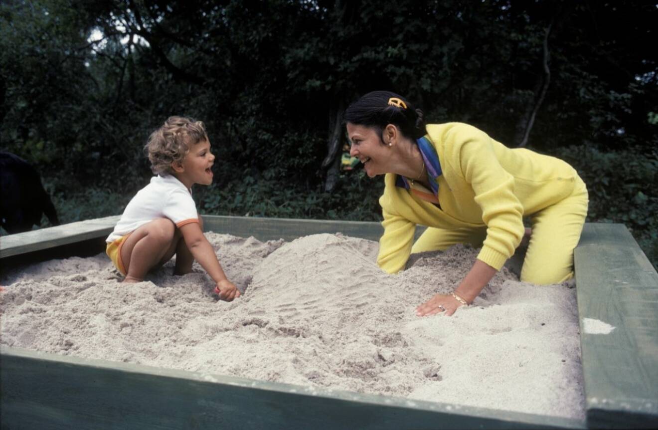 Drottningen och Victoria i sandlådan, 1980. 
