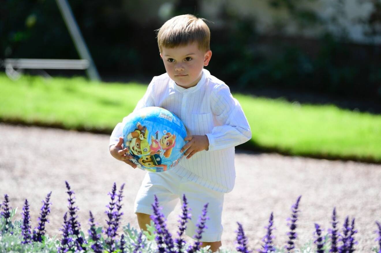 Prins Oscar med sin älskade fotboll på Victoriadagen 2019.