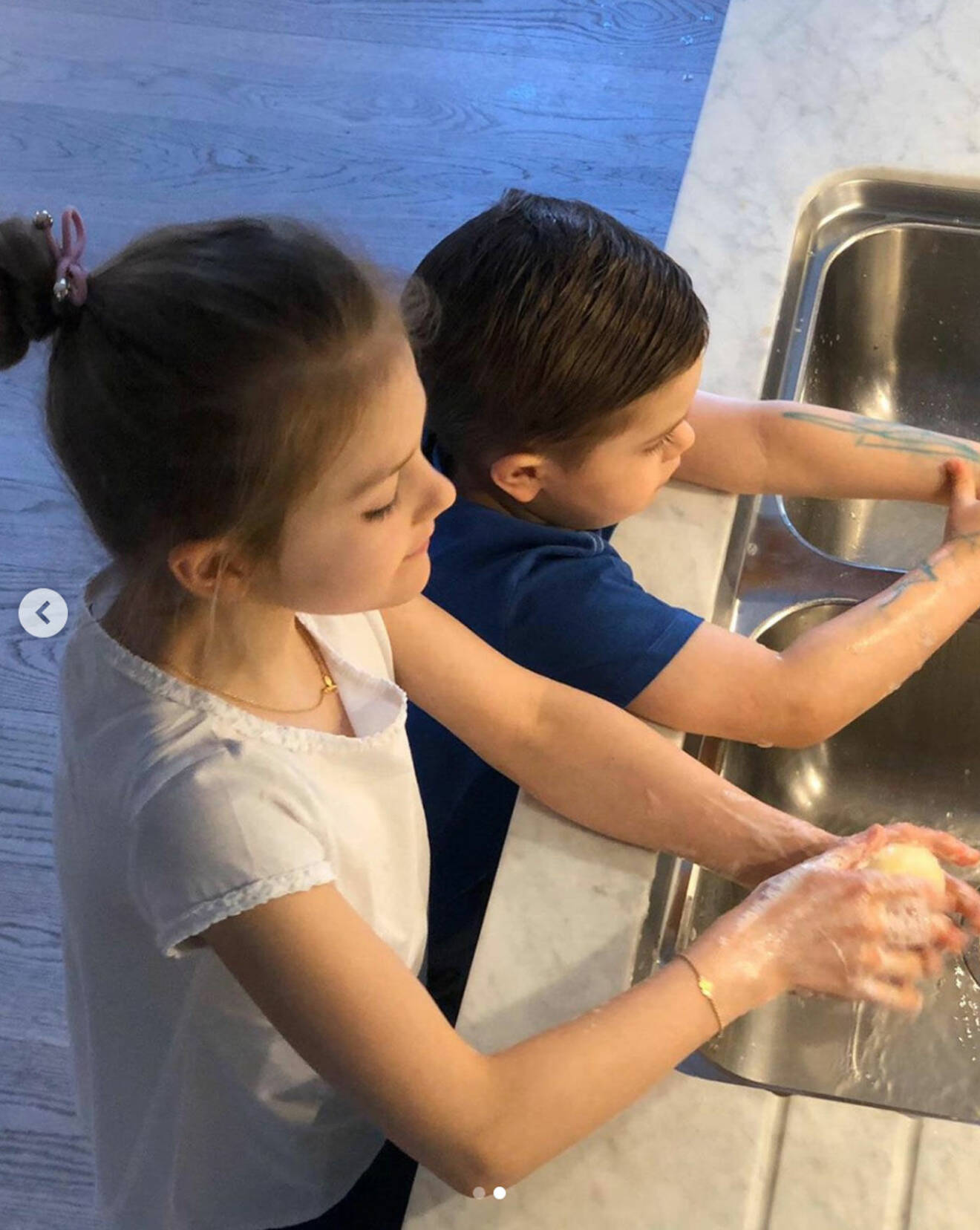 Prins Oscar och prinsessan Estelle tvättar händerna på Haga