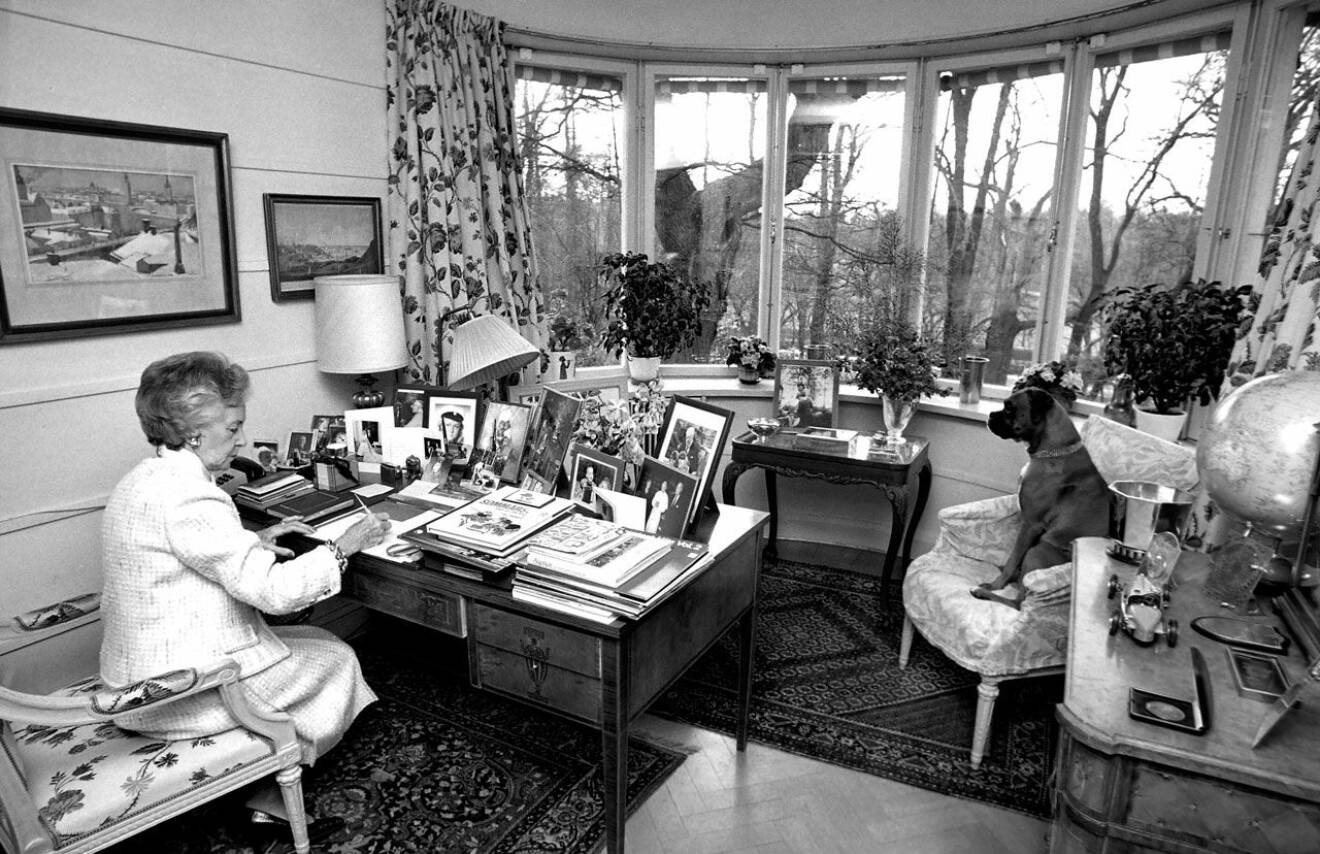 Prinsessan Lilian vid sitt skrivbord på Villa Solbacken.