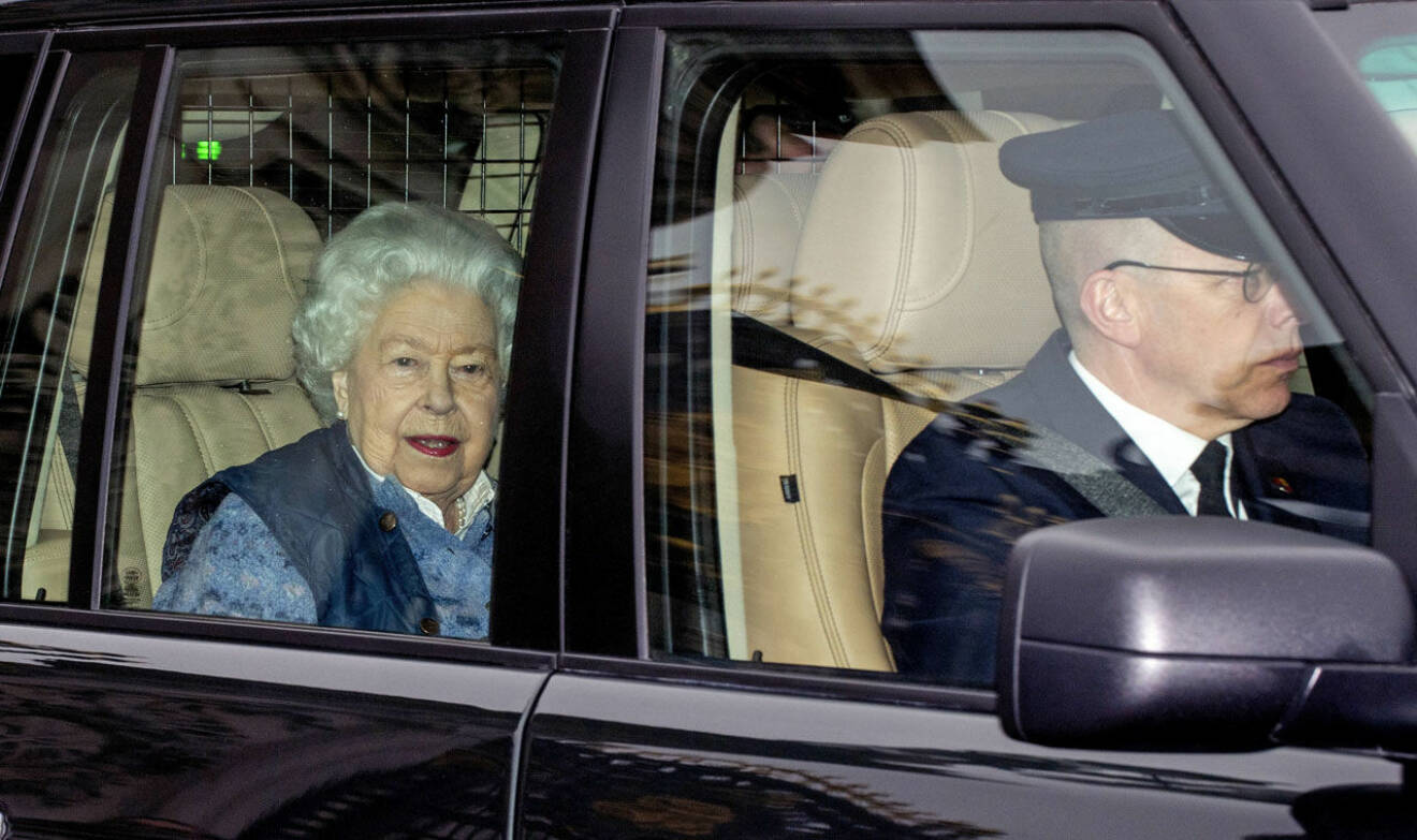 Drottning Elizabeth på väg till sin karantän på Windsor Castle.