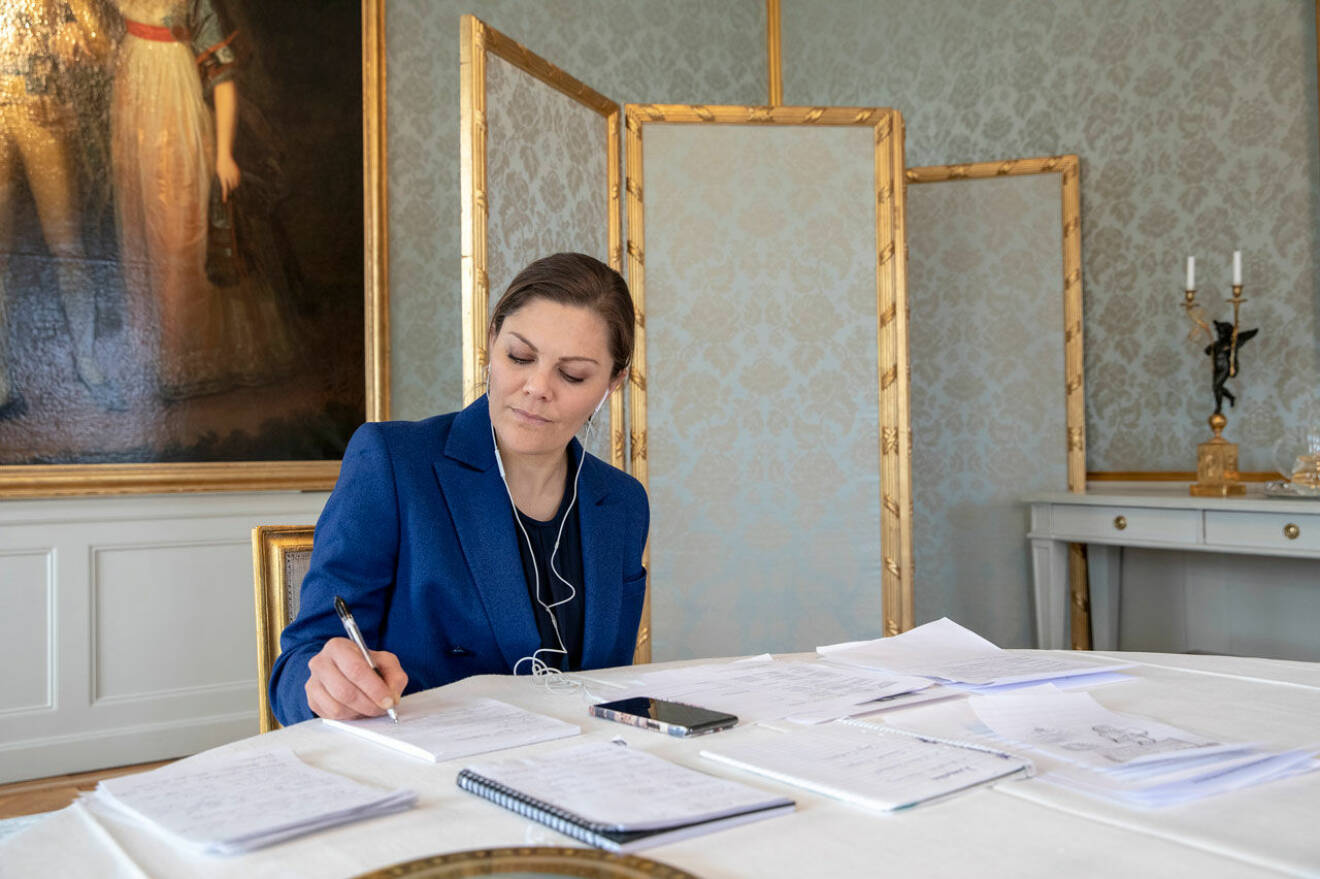 Kronprinsessan Victoria under en telefonkonferens hemma på Haga.