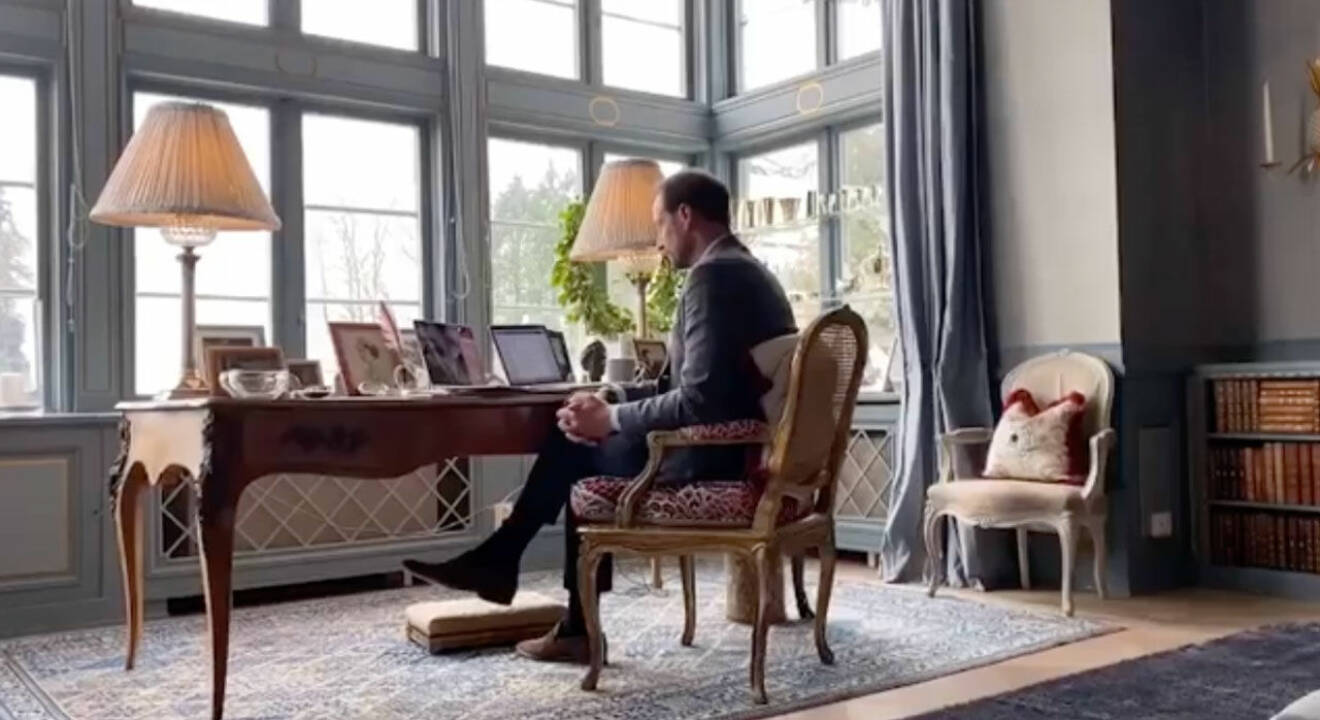 Kronprins Haakon vid skrivbordet på Skaugum.
