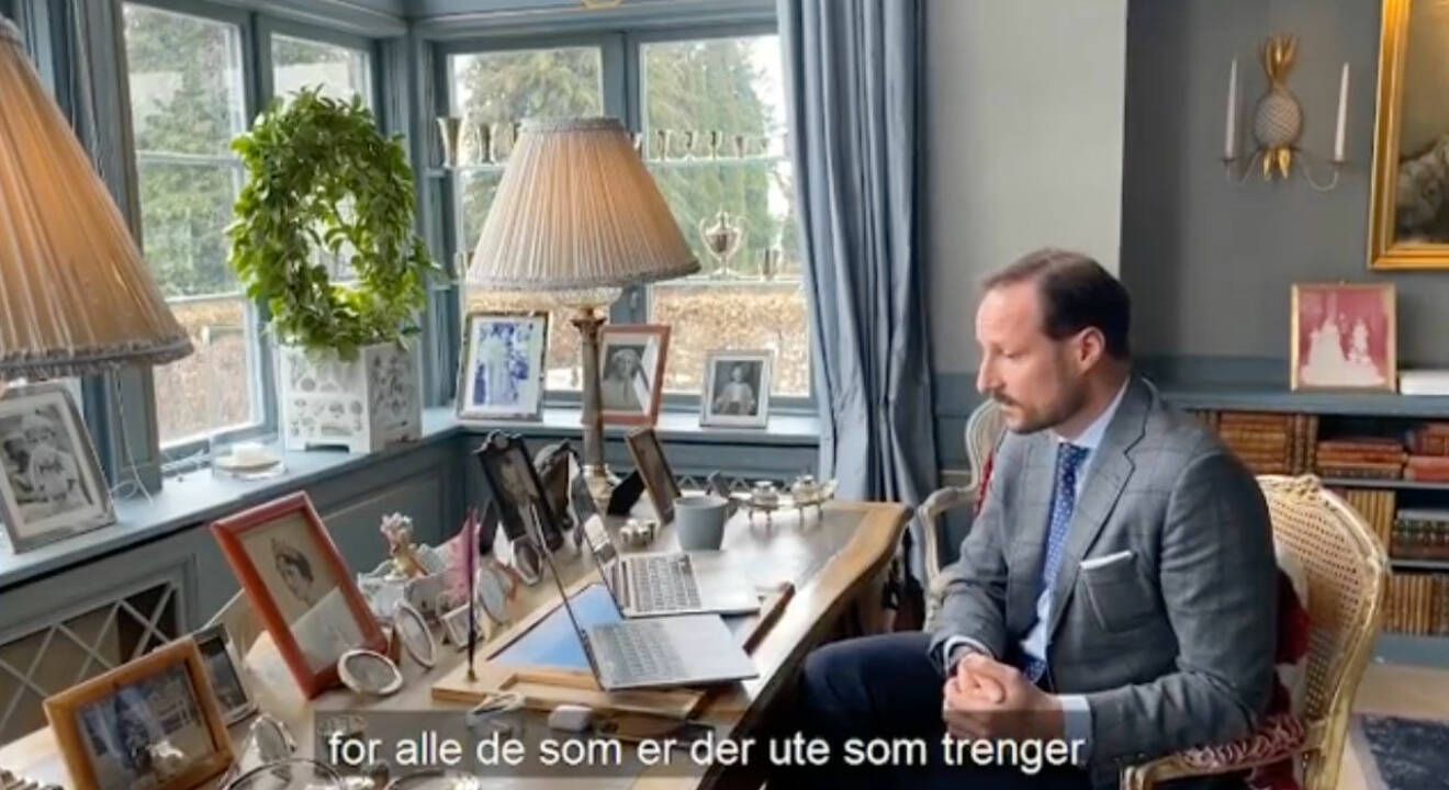 Kronprins Haakon vid sitt skrivbord.