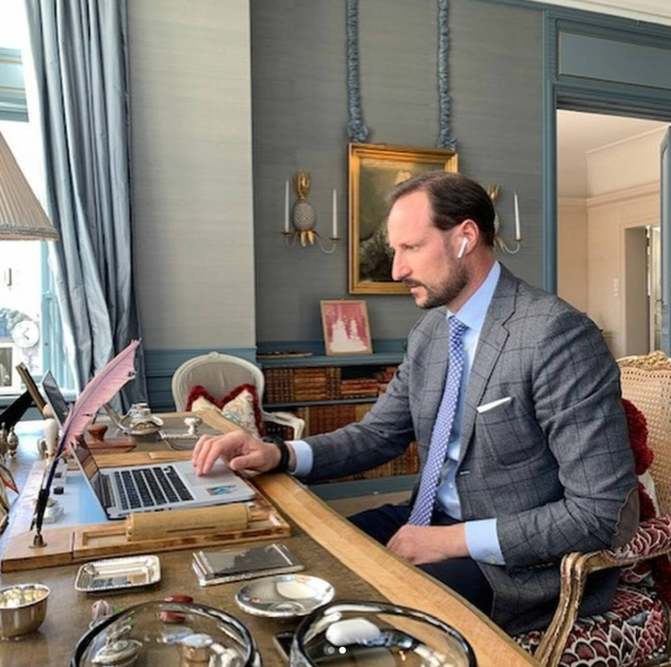Kronprins Haakon vid sitt skrivbord på Skaugum.